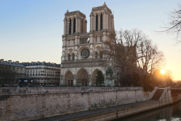 Fototapeta na wymiar The Notre Dame Cathedral at sunrise , Paris, France.