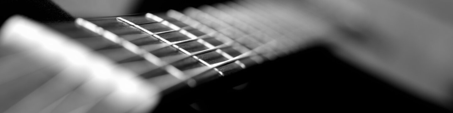 sexy schwarze akustische Gitarre mit super Sound. Nahaufnahme auf romantischer Reise.
