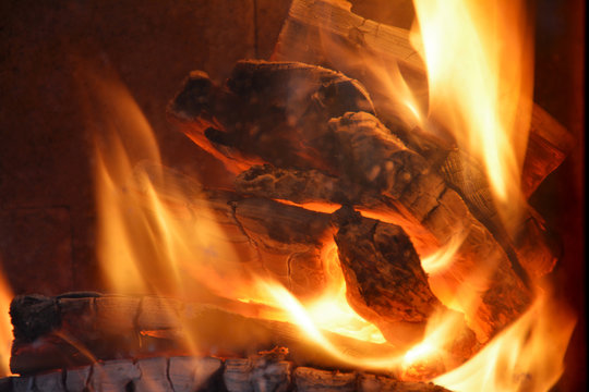 Kamin - Kaminfeuer - Feuerstelle - Feuer - Flammen