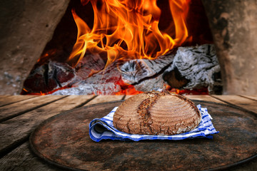 Traditionelles Backen von Brot mit Sauerteig im Holzbackofen