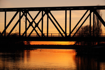 Eisenbahnbrücke bei Sonnenuntergang