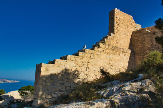Paredes escalonadas del castillo