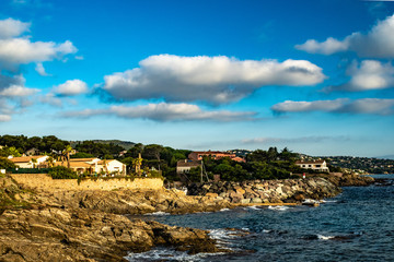 Landzunge mit Gebäuden an der Felsenküste  am Pointe du corsaire in der Provence im Abendlicht