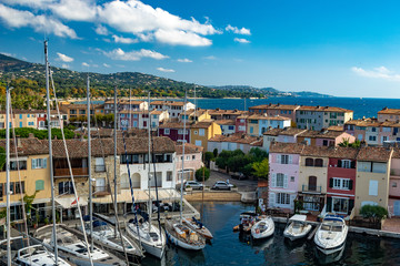 Blick über Port Grimaud mit Segelboten und Häusern an der Ccote d´azur in der Provence...