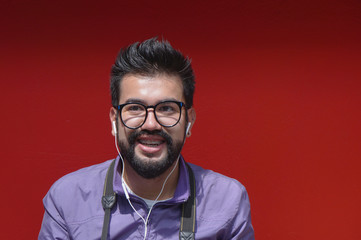 Felíz escuchando música
