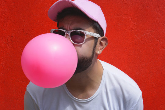 Inflando la goma de mascar o el globo1