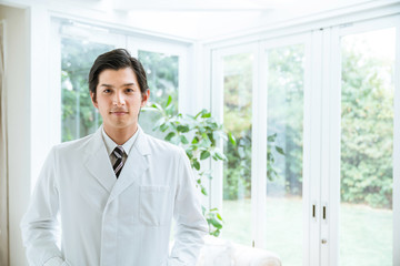 白衣の男性