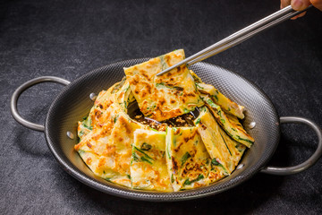 チヂミ　韓国グルメ　韓国のお好み焼き jijim and iron pan Korean food