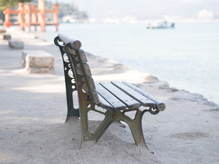 海辺のベンチ