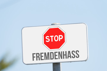 Ein Schild Stop Fremdenhass