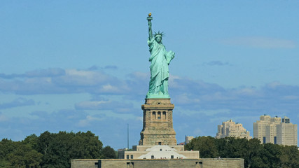 Fototapeta premium afternoon close up of a beautiful statue of liberty in new york