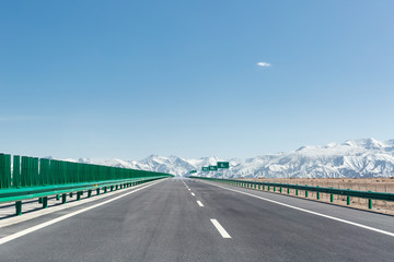Obraz premium highway with snow mountains