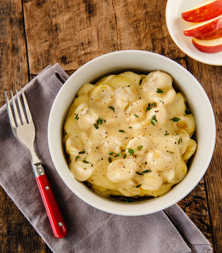 mac and cheese with herbs and sliced apples 