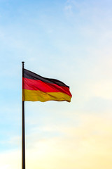 Die Deutschlandflagge an einem Mast
