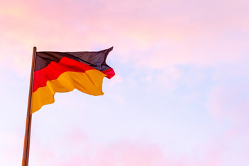 Die Deutschlandflagge an einem Mast