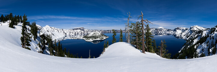 Fototapeta na wymiar Panoramic of Crater Lake with snow on a sunny day.