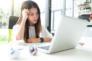 Obraz na płótnie Canvas businesswoman working on laptop in her workstation