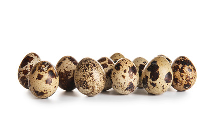 Obraz premium Raw quail eggs on white background