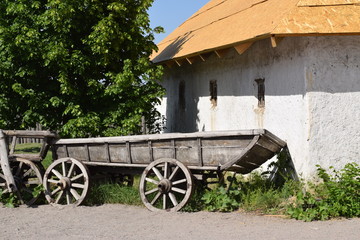 Fototapeta na wymiar Wooden old cart with a barrel
