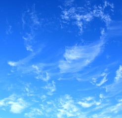 Schleierwolken vor blauen Himmel