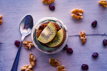 KIWIS SOBRE FRASCO DE YOGUR CON ARÁNDANOS