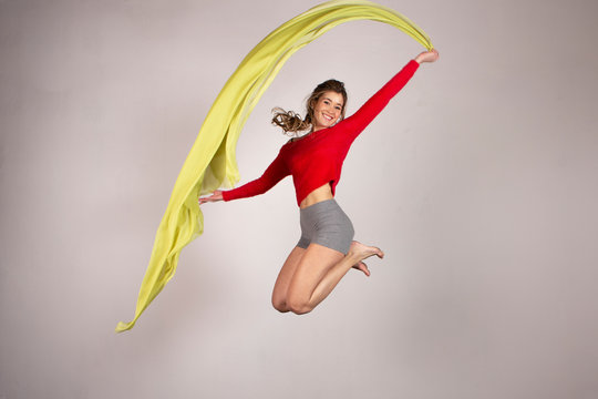 Mujer joven bailando con pa&ntilde;uelos