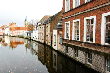 Naklejka na ściany i meble View of the canals and the historic quarter of Brugge early morning