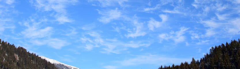 Schleierwolken über dem Tal