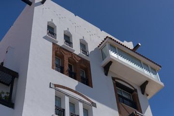 Fototapeta na wymiar Modernes Gebäude im marokkanischen Stil