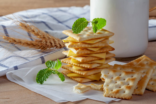 Cheese and crackers with fresh milk