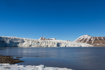 Fototapeta na wymiar ice front of Esmarkbreen glacier in summer, Spitsbergen, blue sky, sea