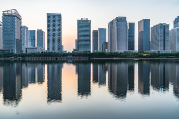 Naklejka premium nowoczesne miasto nabrzeża w centrum miasta, Chiny.