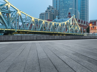 Obraz premium Panoramic skyline and buildings with empty square floor.