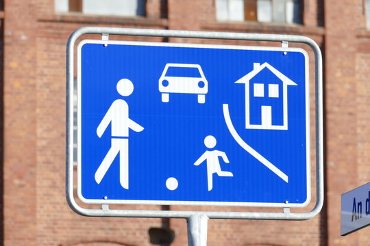 Verkehrsschild zur Verkehrsberuhigung - Verkehrsberuhigter Bereich - 5 km/h  - Achtung Kinder - Kombi – VZ-K-160