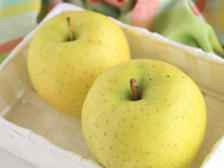 Japanese yellow green apples (Orin) 日本の黄色と黄緑のりんご（王林）