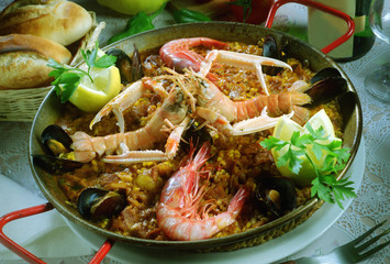 Paella de arroz con marisco langostinos, mejillones y cigalas.