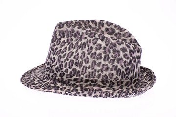 capello con motivo leopardato su fondo bianco