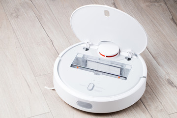 Vacuum cleaner with open top