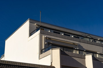 weißes Haus mit mehreren Stufen