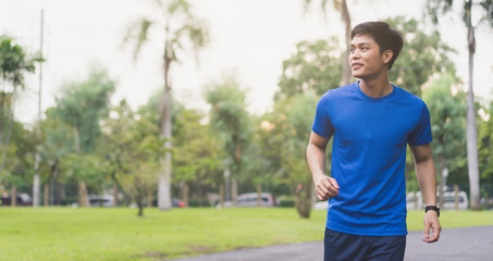   Photos Close up young asian man running at outdoor park in the morning for cardio activity concept 