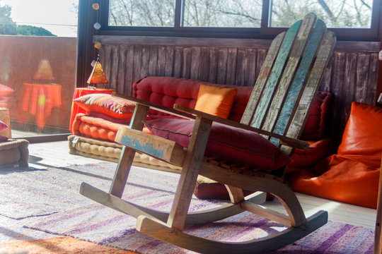 mecedora en sal&oacute;n vintage