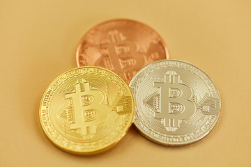 Gold Silber Bronze Münzen mit Bitcoin Symbol
