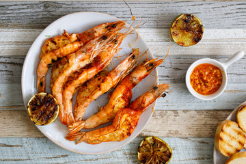 Grillede butterflied prawns