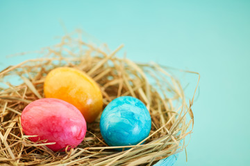 Bunte Eier zu Ostern im Nest als Dekoration