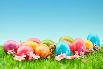 Bunt bemalte Ostereier zu Ostern in Natur