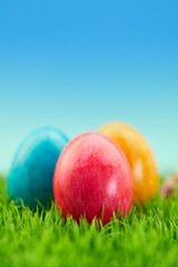 Drei Ostereier auf Wiese zu Ostern im Garten