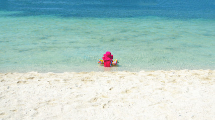 un bambino nell'acqua vacanza estate 