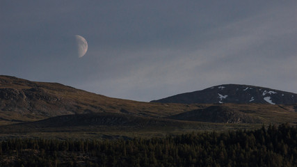 Mond &uuml;ber Berg