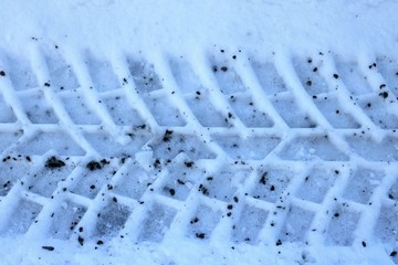 Impronta di veicolo sulla neve