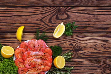 Cooked shrimps with lemon and spices.